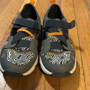 Merrell sandals size 3